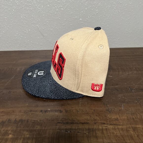 CHICAGO BULLS SNAPBACK HAT Tan Brown Flat Bill Script Logo Ultra Game Men NWT - Picture 3 of 7